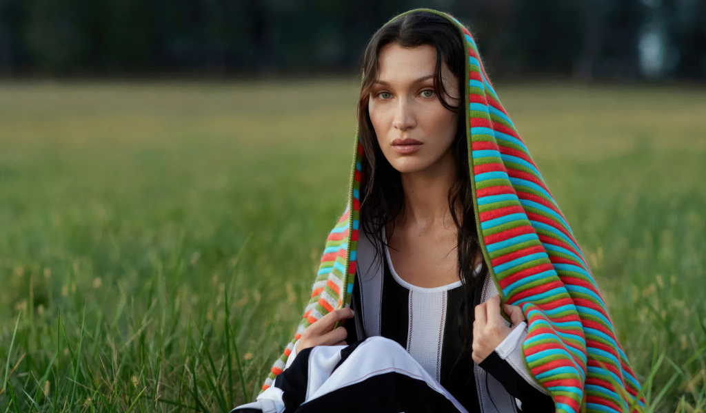 Модель Белла Хадид накрыта пледом сидит на траве