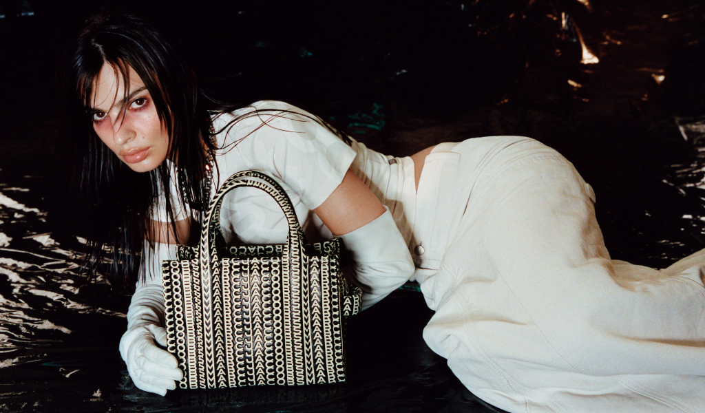 Модель Эмили Ратаковски лежит в белом костюме