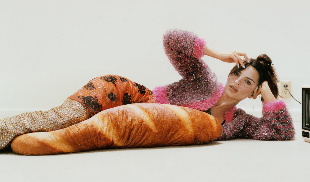 Модель Эмили Ратаковски лежит на полу