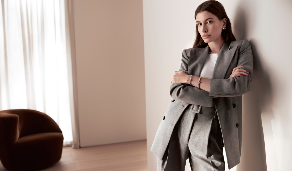 Модель Хейли Болдуин в костюме у стены