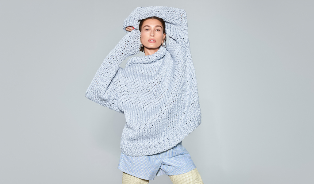 Модель Хейли Бибер в голубом вязаном свитере