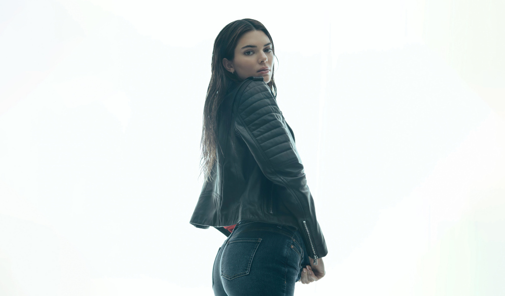 Модель Кендалл Дженнер в черной куртке на белом фоне