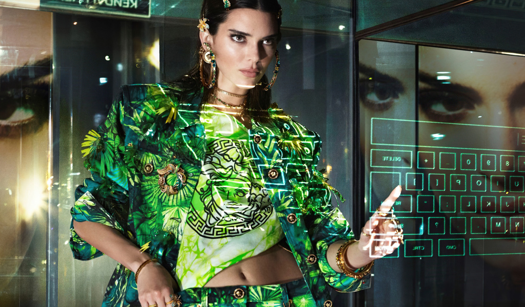 Модель Кендалл Дженнер в ярком костюме