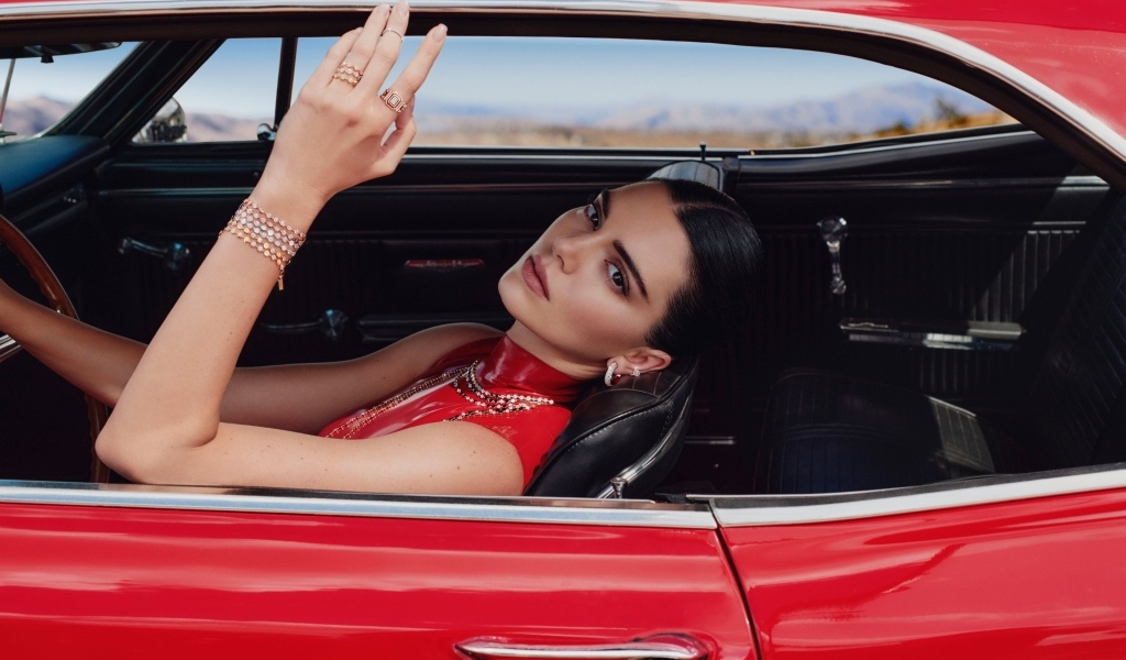 Модель Кендалл Дженнер в красном автомобиле