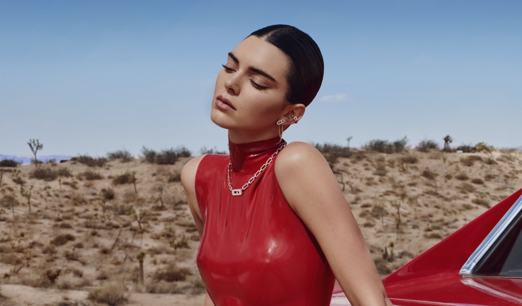 Модель Кендалл Дженнер в красном платье