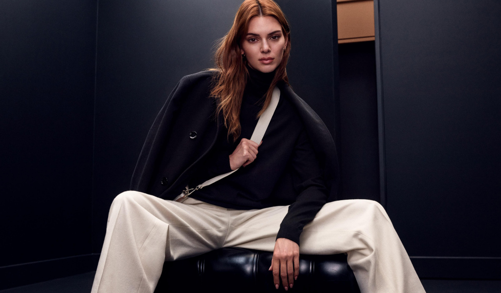 Модель Кендалл Дженнер в белых брюках