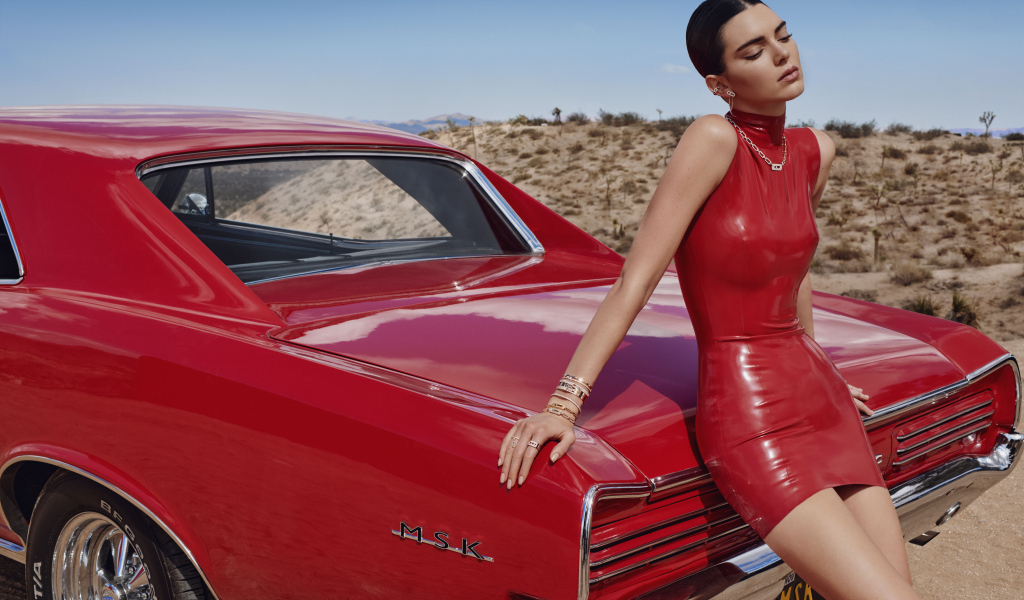 Модель Кендалл Дженнер стоит у красного автомобиля