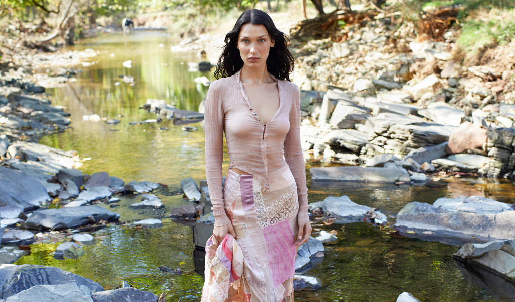 Супермодель Белла Хадид стоит у воды