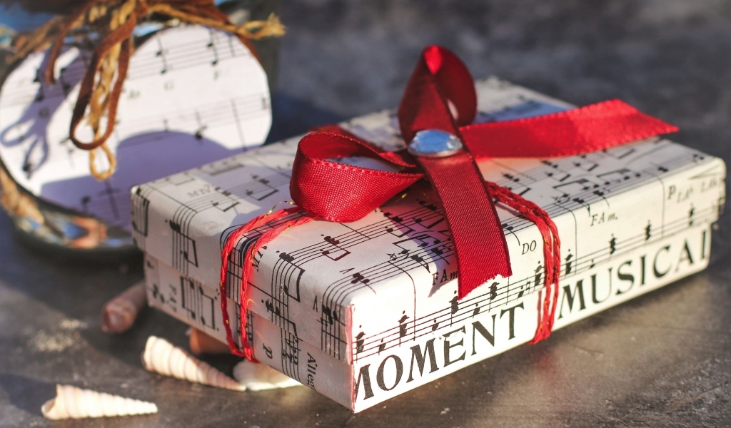 Большой подарок с красной лентой