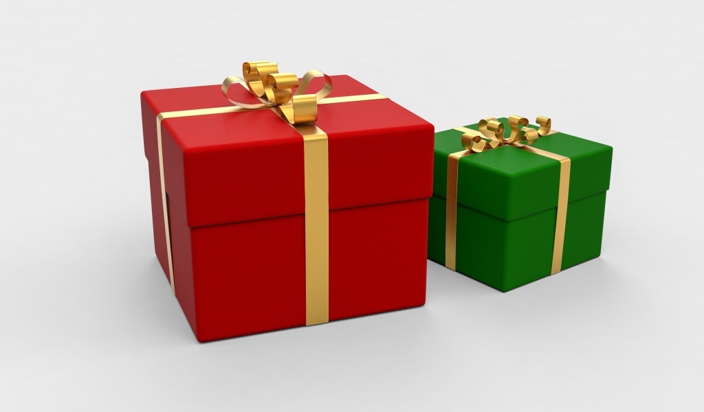 Красная и зеленая подарочная коробка на белом фоне