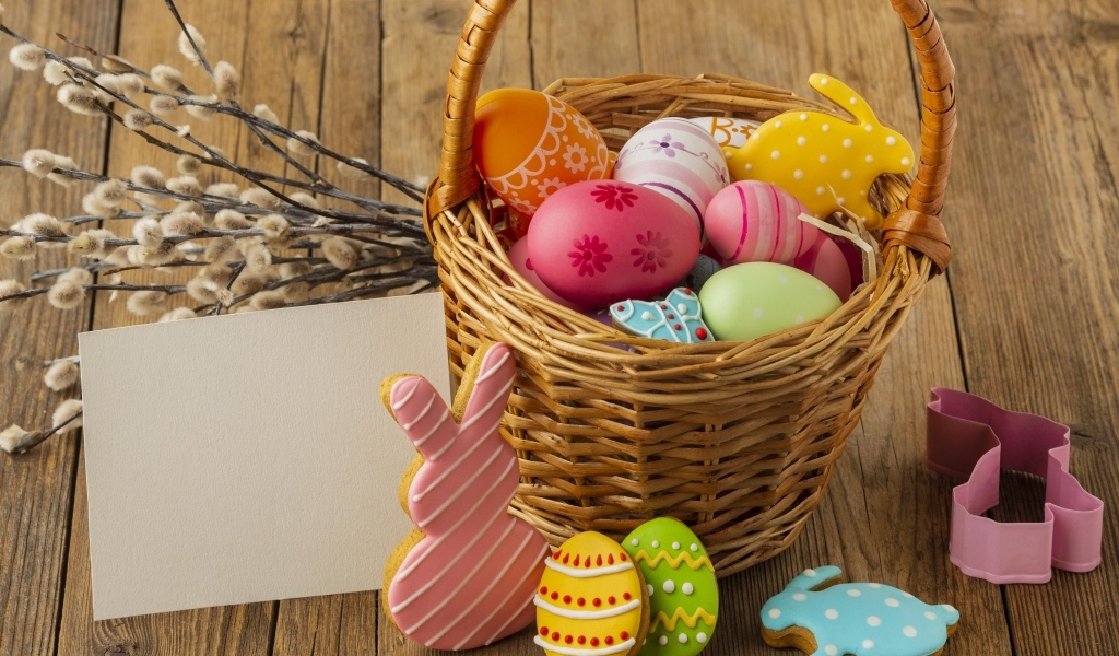 Корзина с пасхальными украшениями на столе с ветками вербы, шаблон для открытки