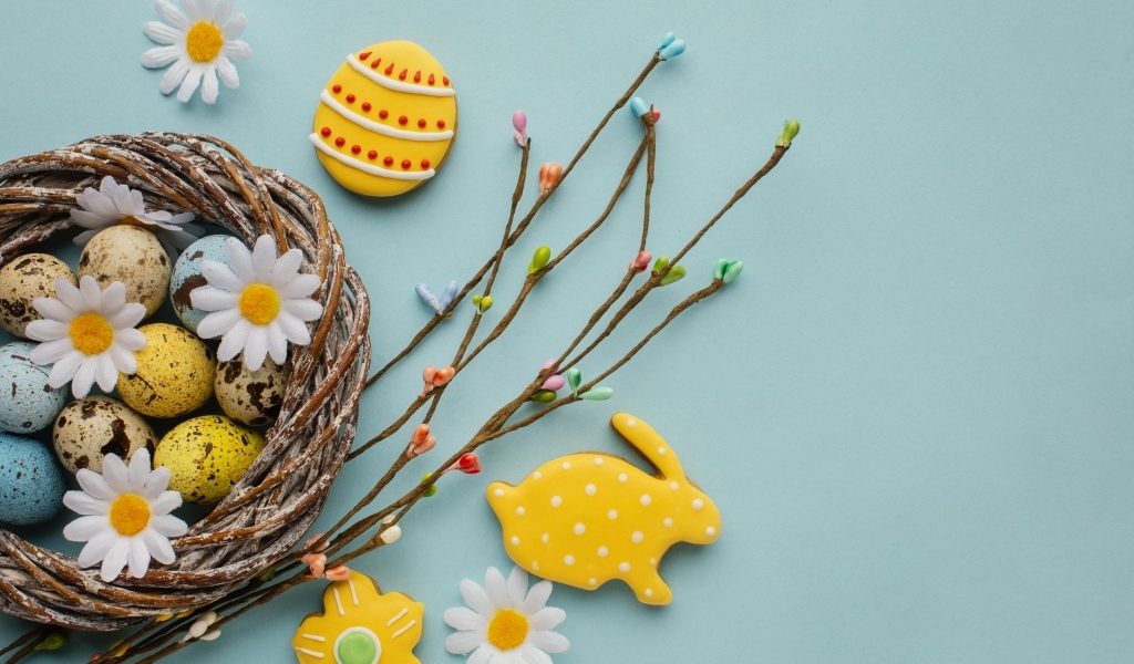 Красивый пасхальный декор на голубом фоне на праздник