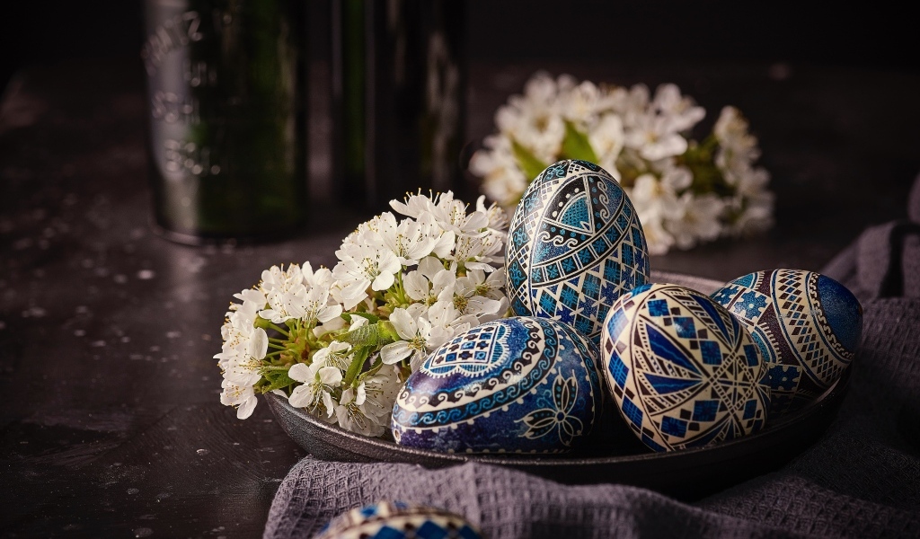 Красивые расписные яйца с цветами вишни на Пасху