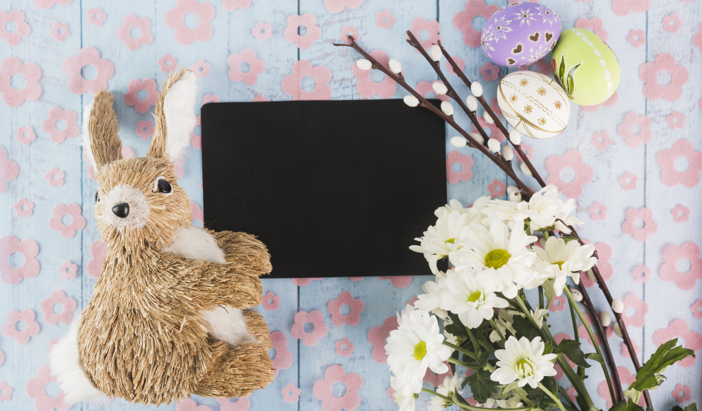 Цветы, яйца и кролик для шаблона поздравительной открытки на Пасху