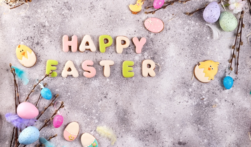 Надпись на сером столе Счастливой Пасхи