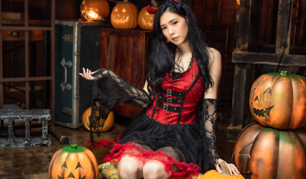 Милая девушка азиатка в костюме на Хэллоуин