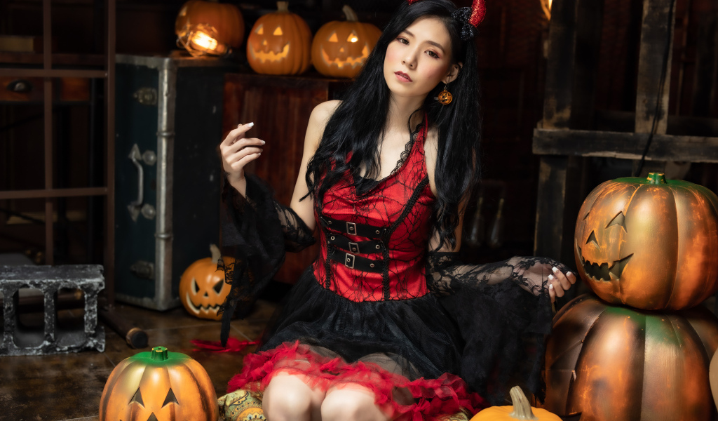 Девушка в красивом платье на Хэллоуин