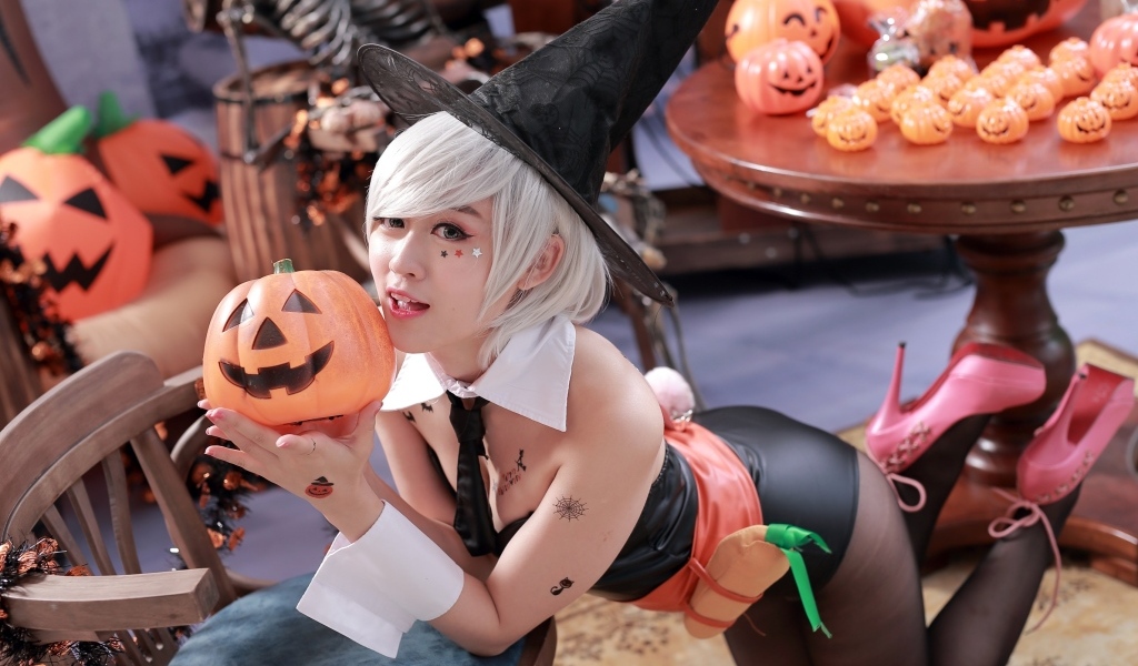 Девушка в костюме ведьмы на Хэллоуин