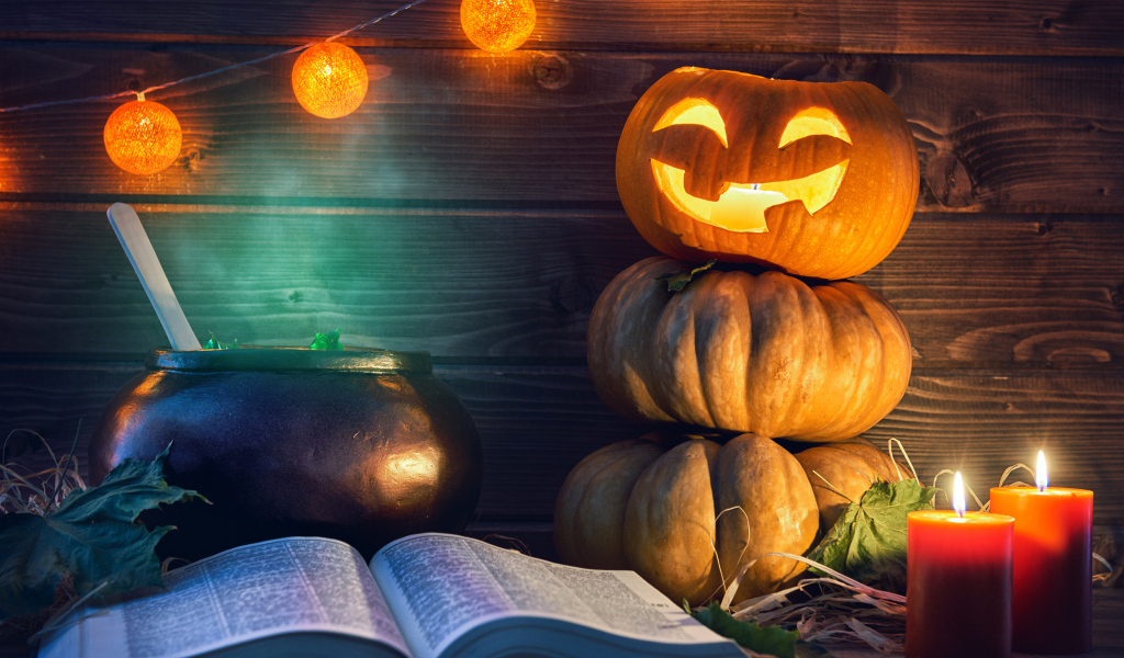 Тыквы и книга на Хэллоуин