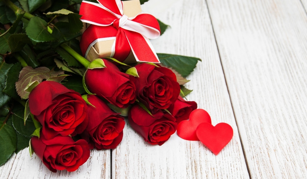 Букет красных роз и подарок для любимой на 8 марта