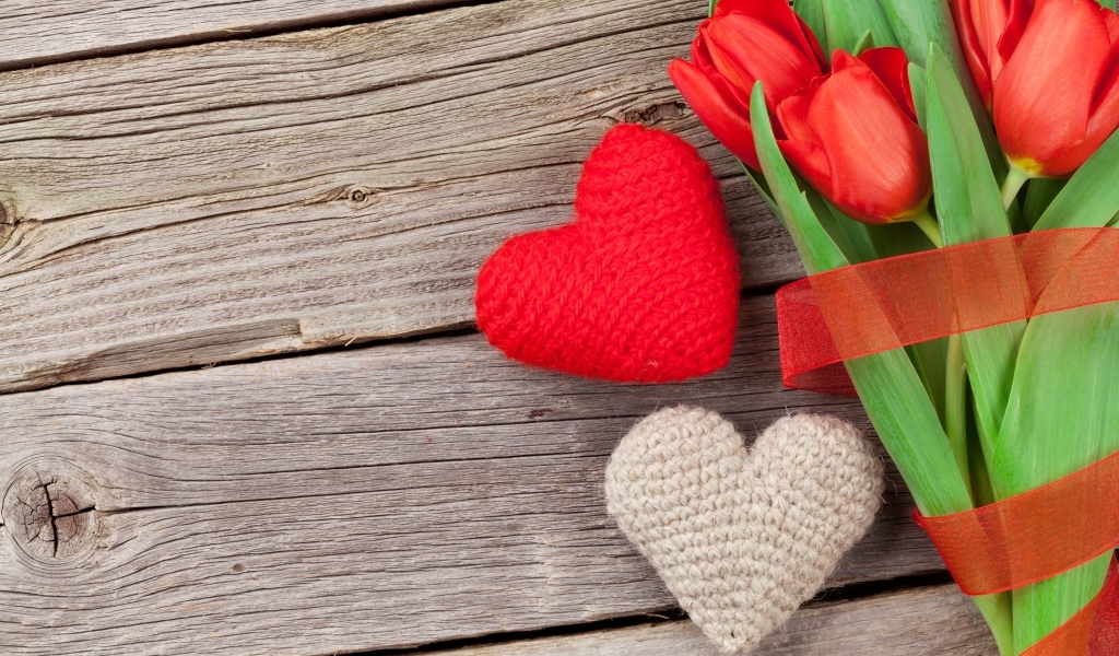 Букет тюльпанов и два сердца для любимой на 8 марта