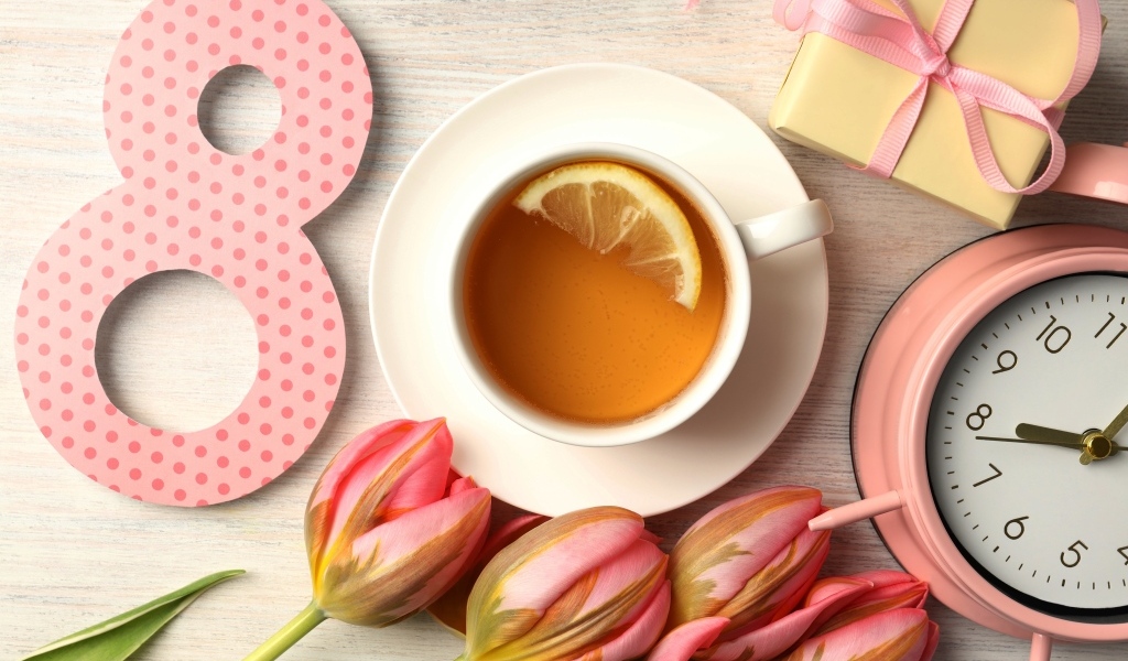 Чашка чая, цветы и подарки для любимой на 8 марта