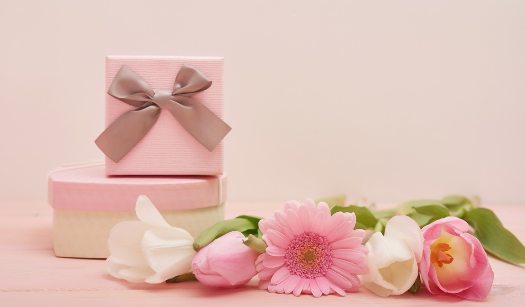 Букет и подарки на розовом фоне на Международный женский день