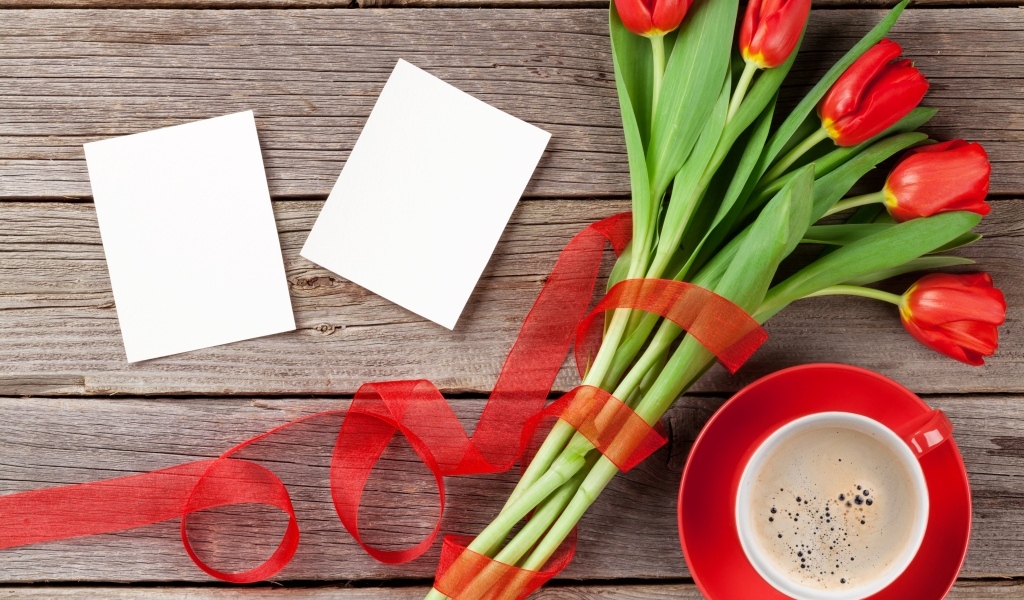 Букет красных тюльпанов и чашка кофе шаблон открытки на 8 марта