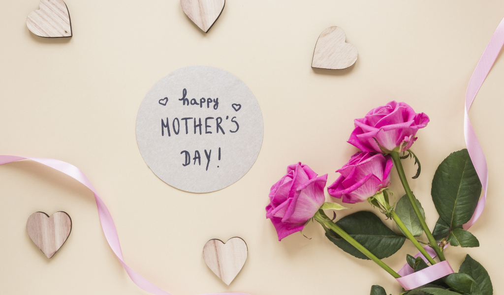 Букет роз и открытка на международный женский день 8 марта