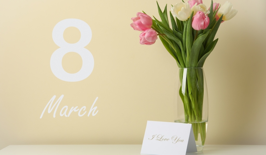 Букет тюльпанов в вазе на 8 марта