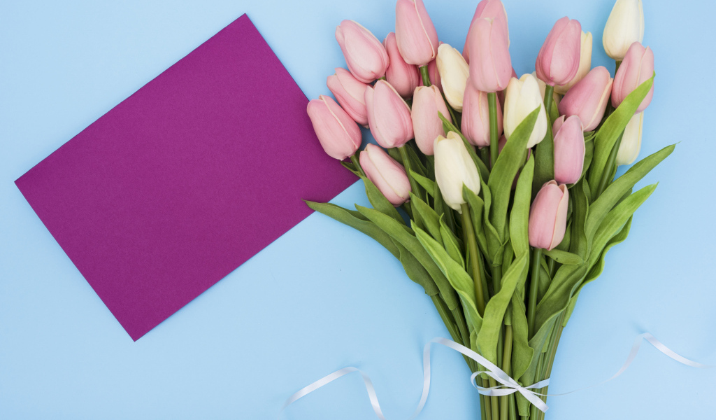 Букет тюльпанов на голубом фоне шаблон поздравительной открытки на 8 марта