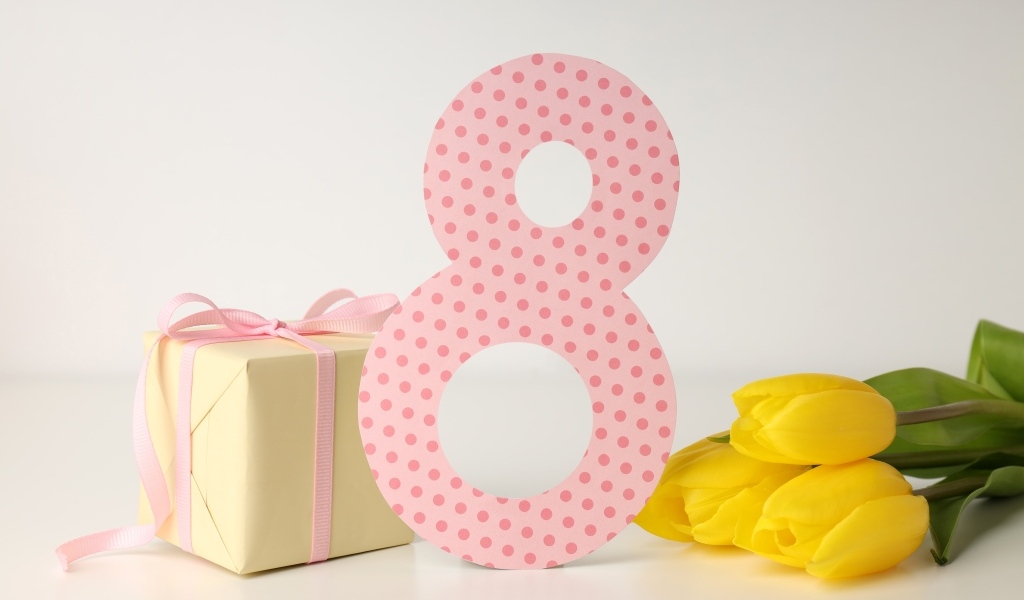 Цифра 8, подарок и цветы для любимой на Международный женский день