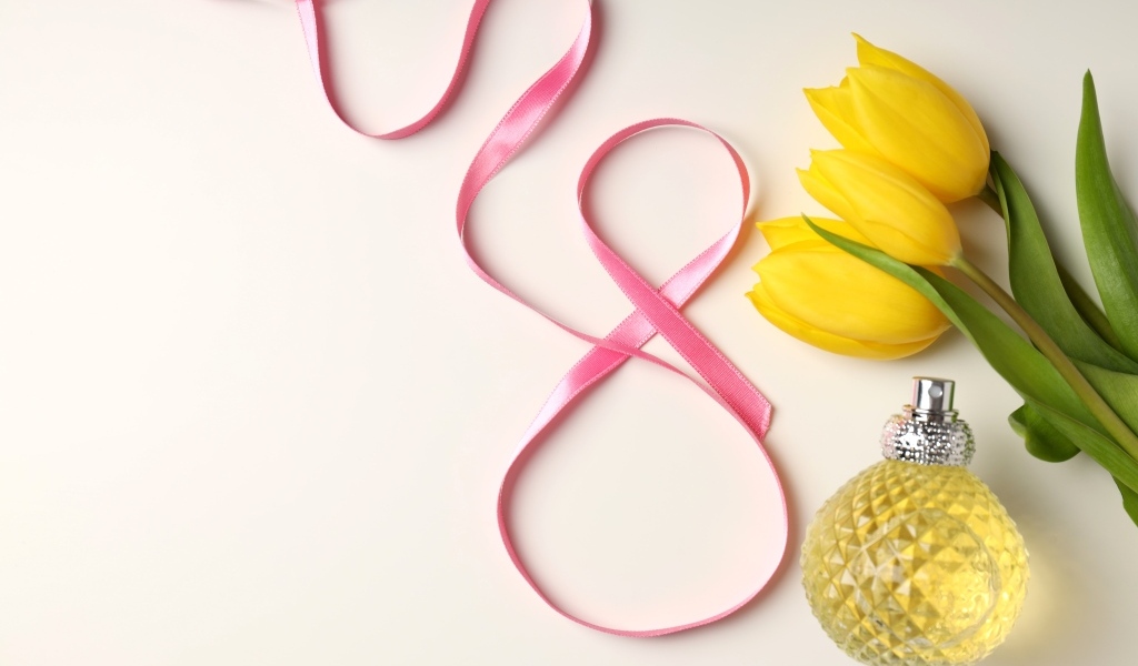 Цифра 8, желтые тюльпаны и духи для любимой