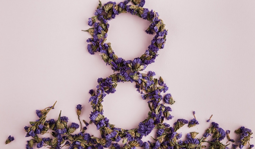 Цифра 8 из сухих цветов на праздник