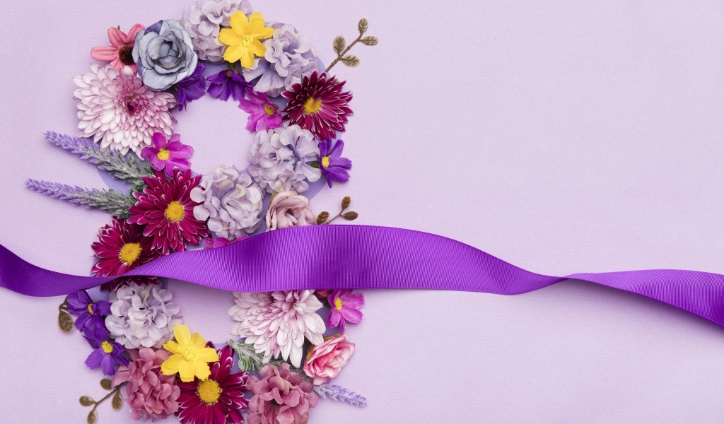 Цифра восемь из цветов и лента на Международный женский день