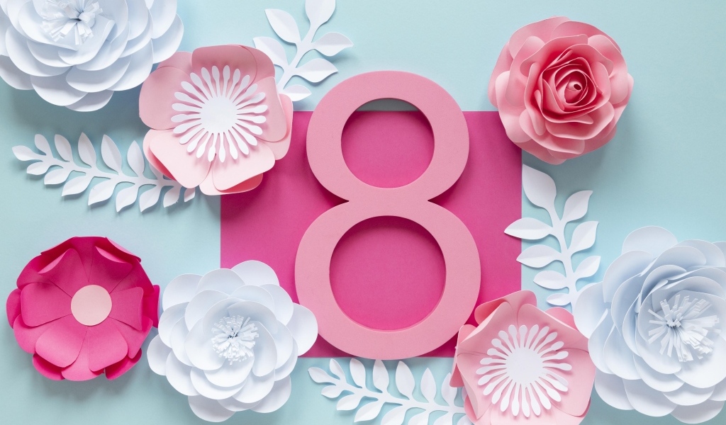 Бумажные цветы на открытке на 8 марта