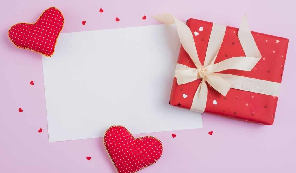 Подарок и сердечки с листом, шаблон открытки на День влюбленных