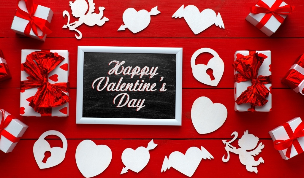 Красная открытка с сердечками на день влюбленных