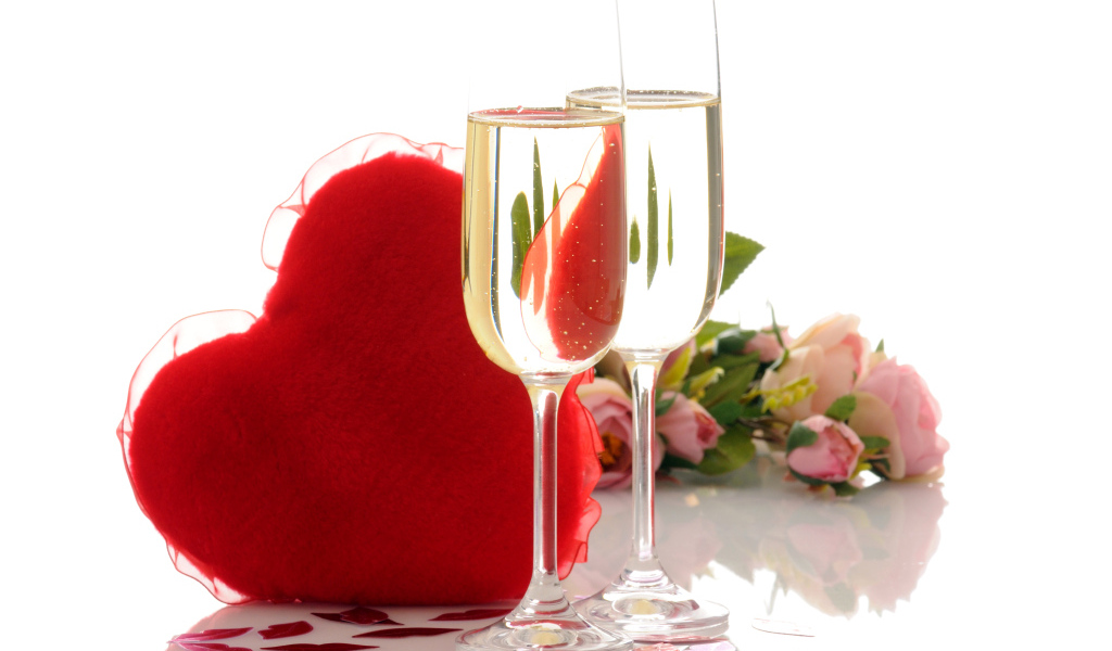 Два бокала шампанского с сердцем на день Святого Валентина