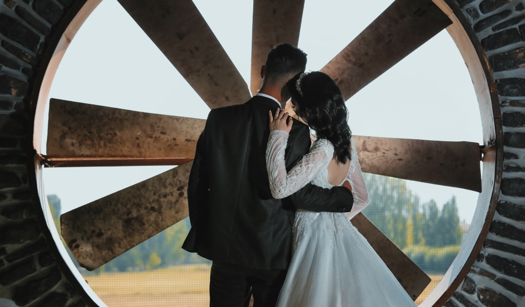 Влюбленные жених и невеста стоят у окна