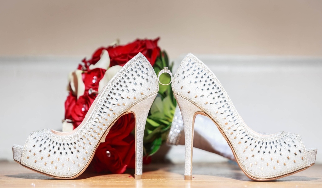 Белые туфли невесты и букет