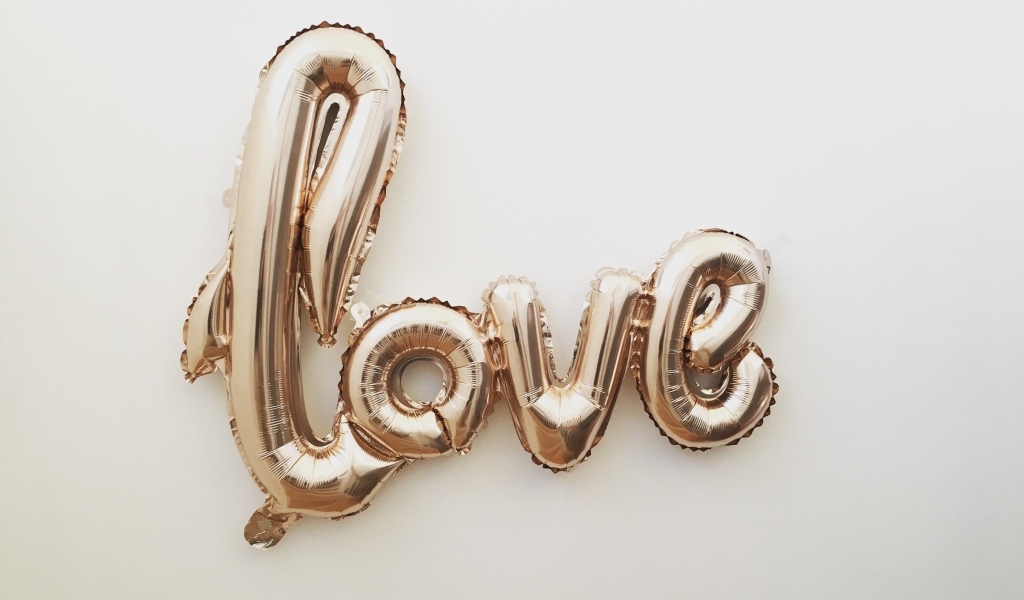 Воздушные шары с надписью любовь на сером фоне