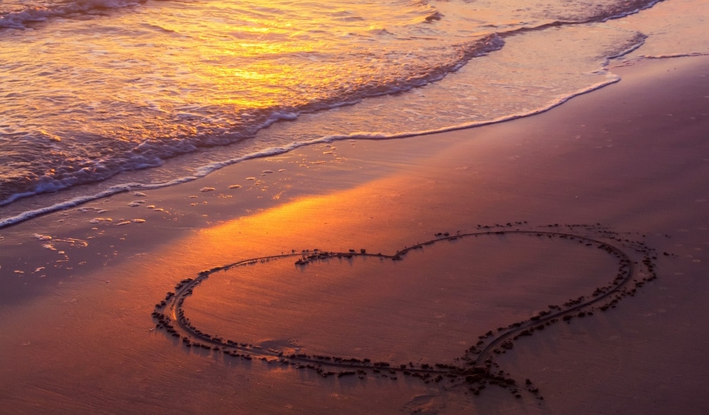 Большое сердце на песке у моря