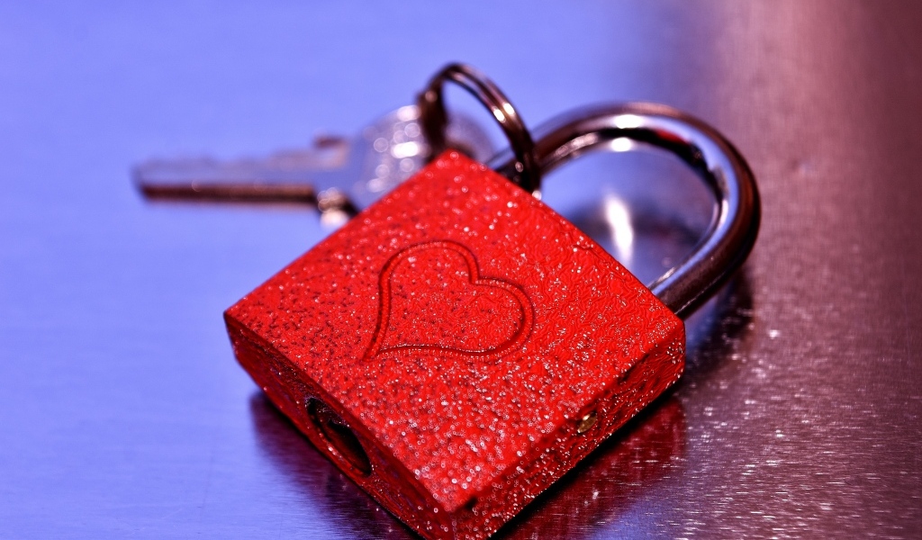 Большой красный замок с сердцем для влюбленных