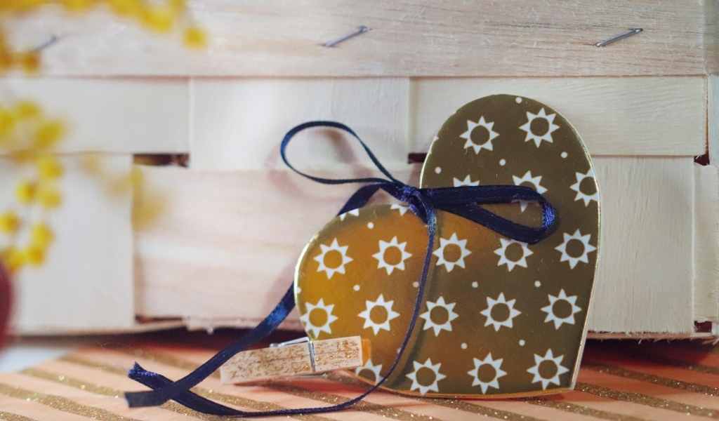 Больше сердце с деревянным ящиком