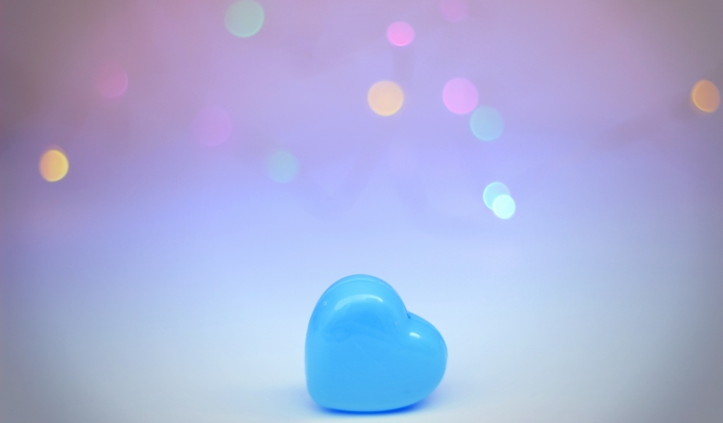 Голубое пластиковое сердце 