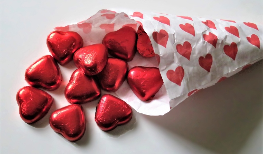 Сверток с красными конфетами в форме сердца