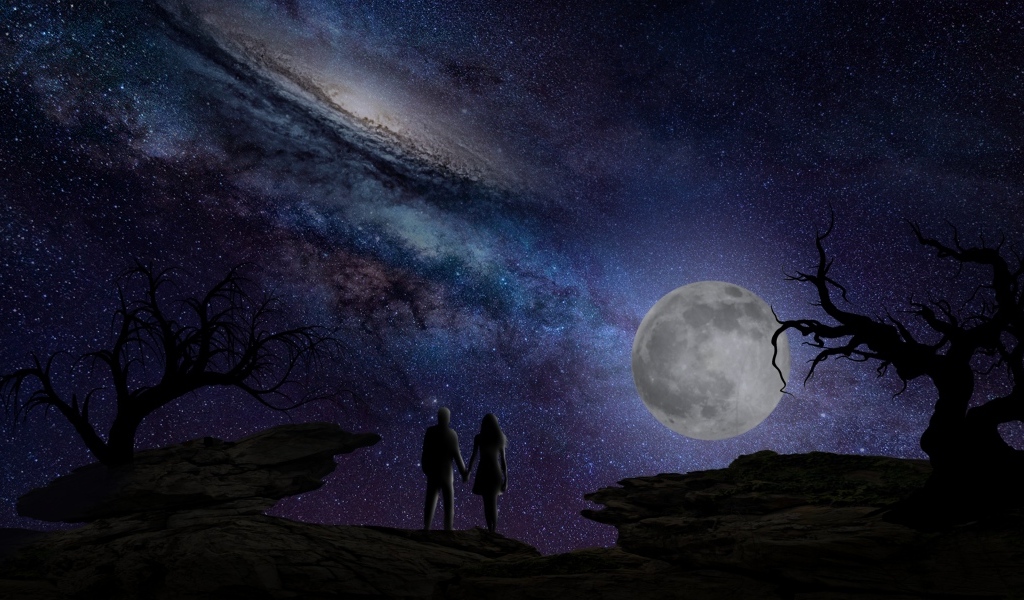 Влюбленная пара на фоне луны и красивого неба