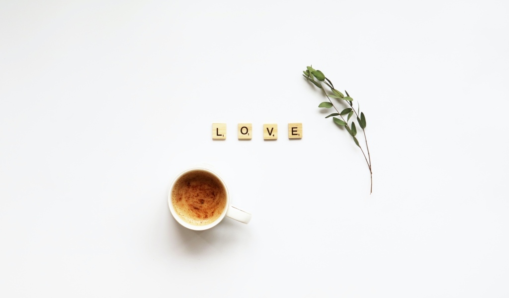 Кубики с надписью любовь на столе с кофе