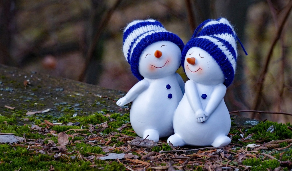 Статуэтка с влюбленными снеговиками на земле